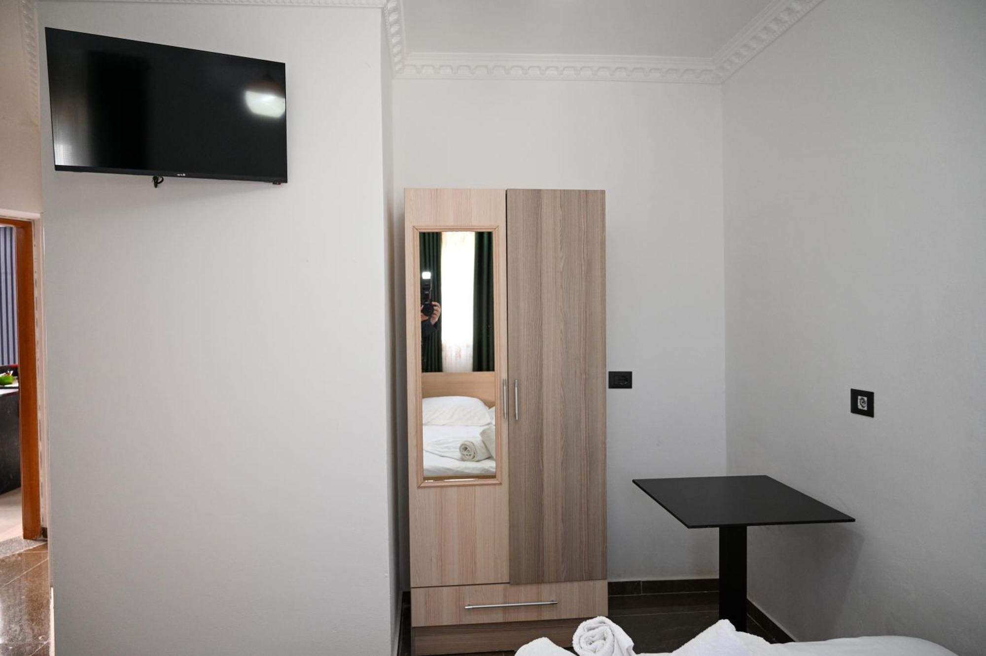Vila Aaron Durrës Exteriör bild